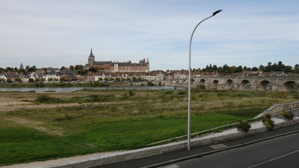 Après quelques dizaines de km dans la campagne vallonnée, arrivée à Gien, notre étape
